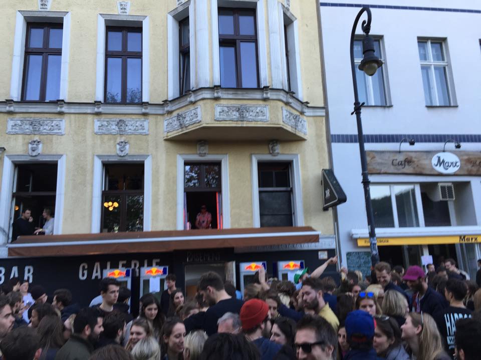 Touchdown at Spreewaldplatz! Wow, massive peaceful crowd all over Xberg. Let’s …