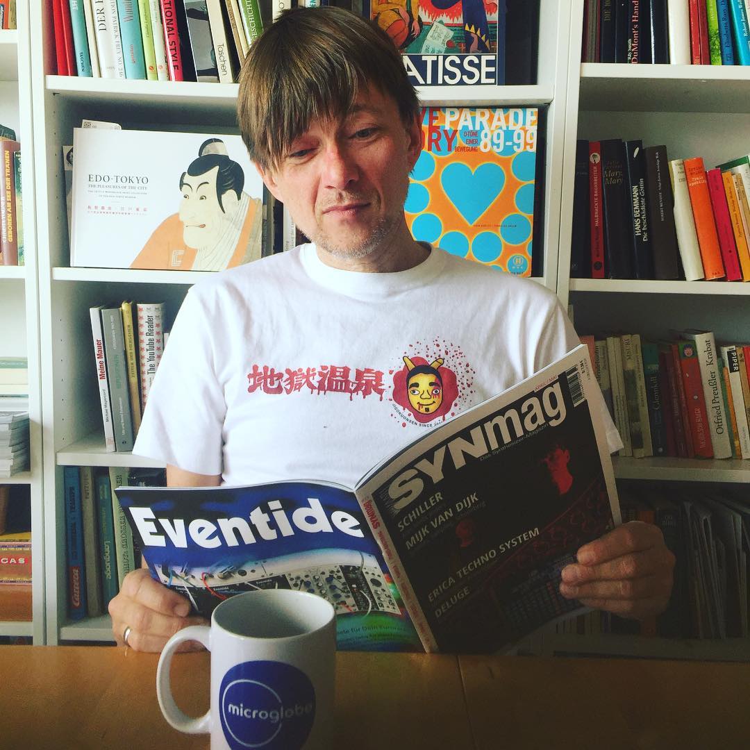 #relaxedmorning drinking #blackcoffee from #microglobe mug, reading @das_synmag …