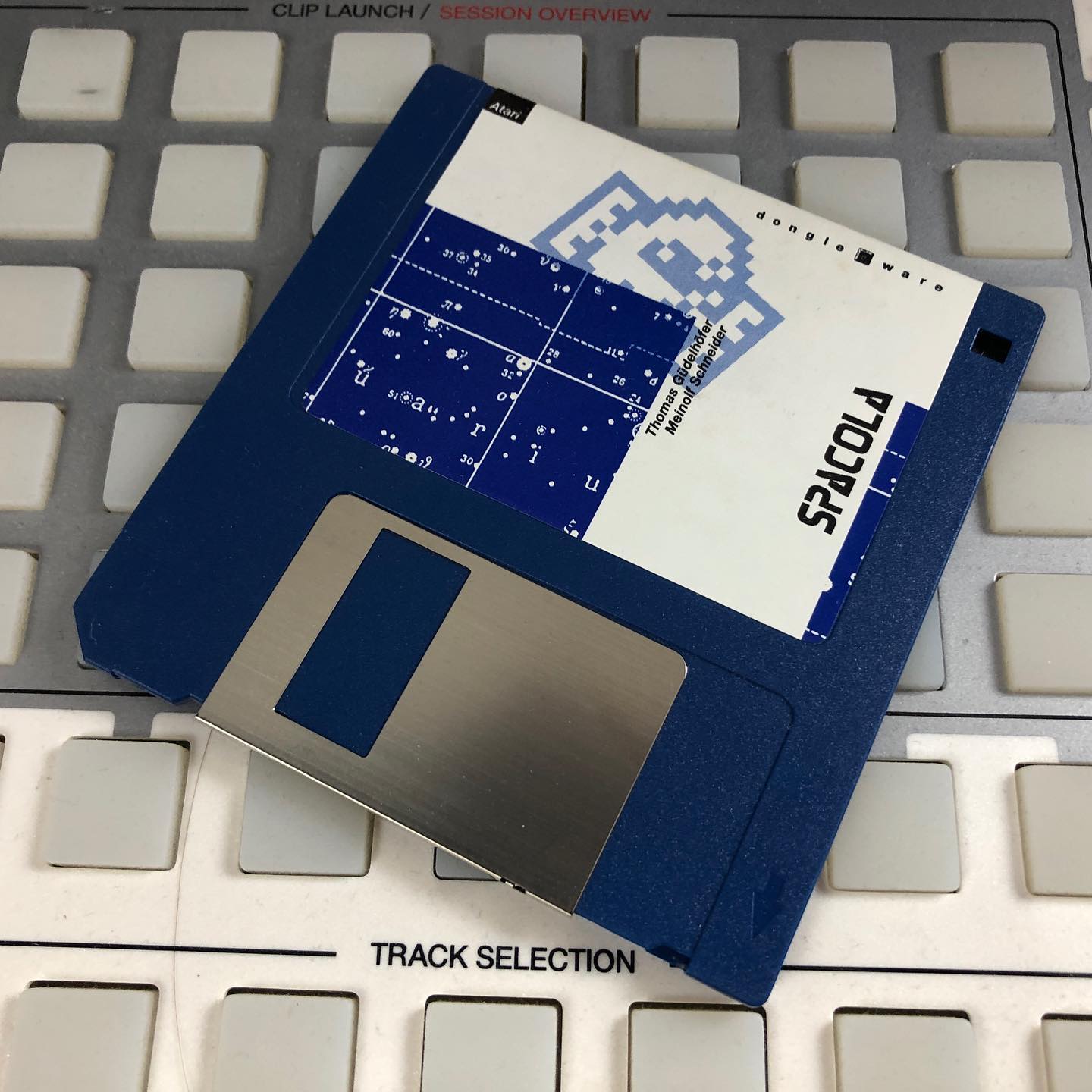 Found some #floppydisc in the drawer. Series of 6, 1/6, here‘s my favourite …