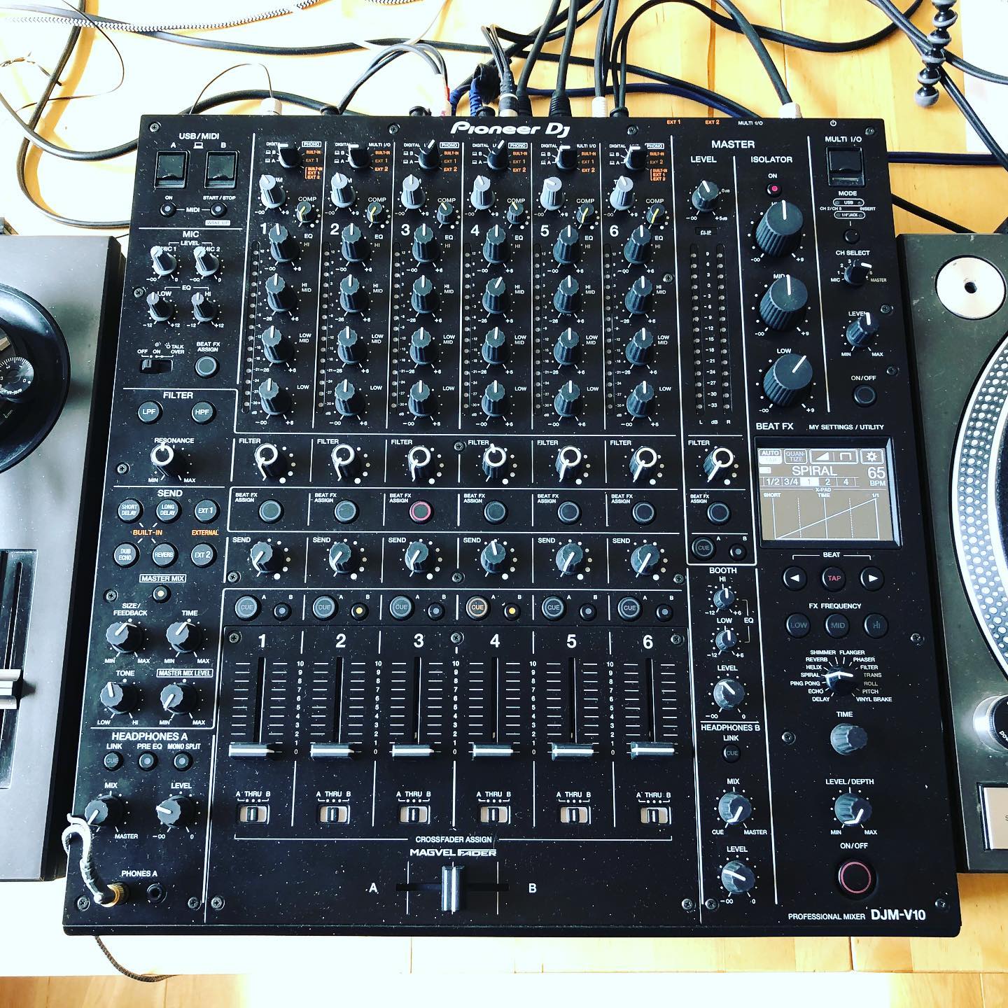 I’m currently testing the new #pioneerdj baby for #bonedo and I am very …