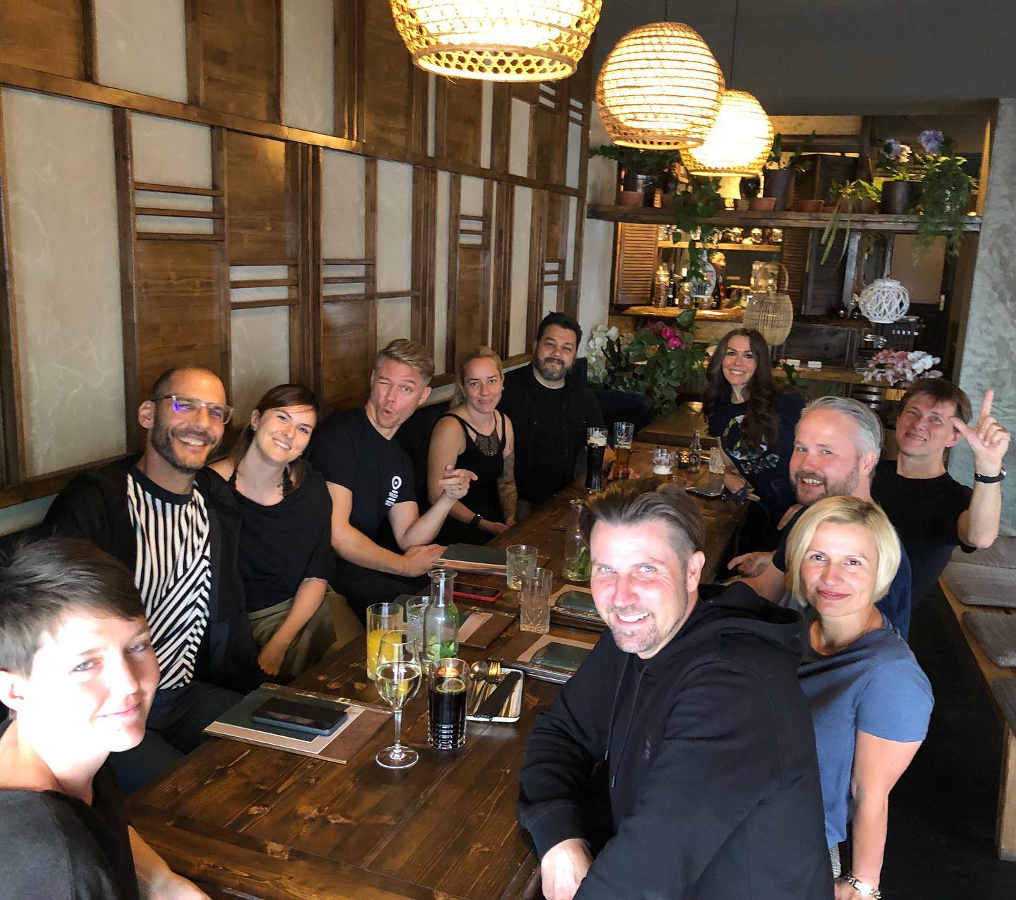Pre-Party-Artist Dinner. Everybody is so ready to Rave at