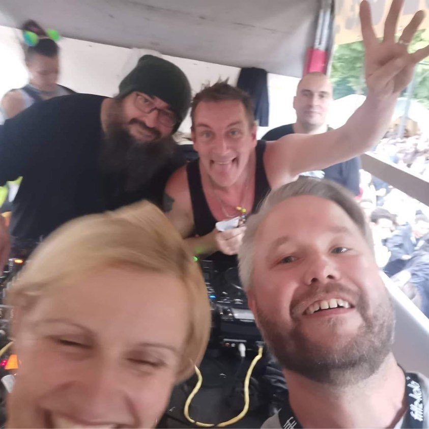 Final #ravetheplanet posting for now: thank UUUU everyone from #derweißehase …