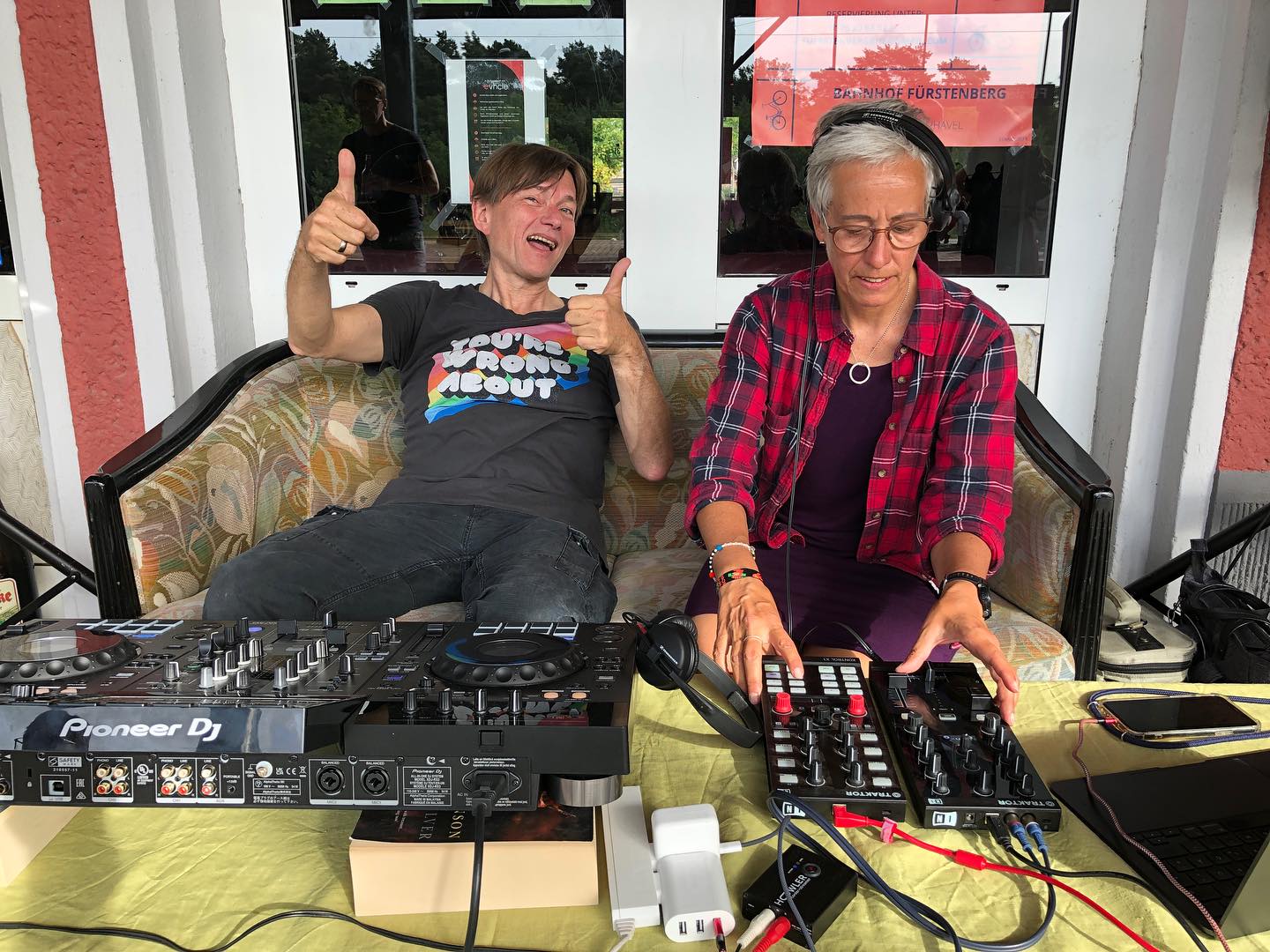Sunday Jam at @fuerstenberg_bahnhof Gleis 1 to send @3000grad festival people …