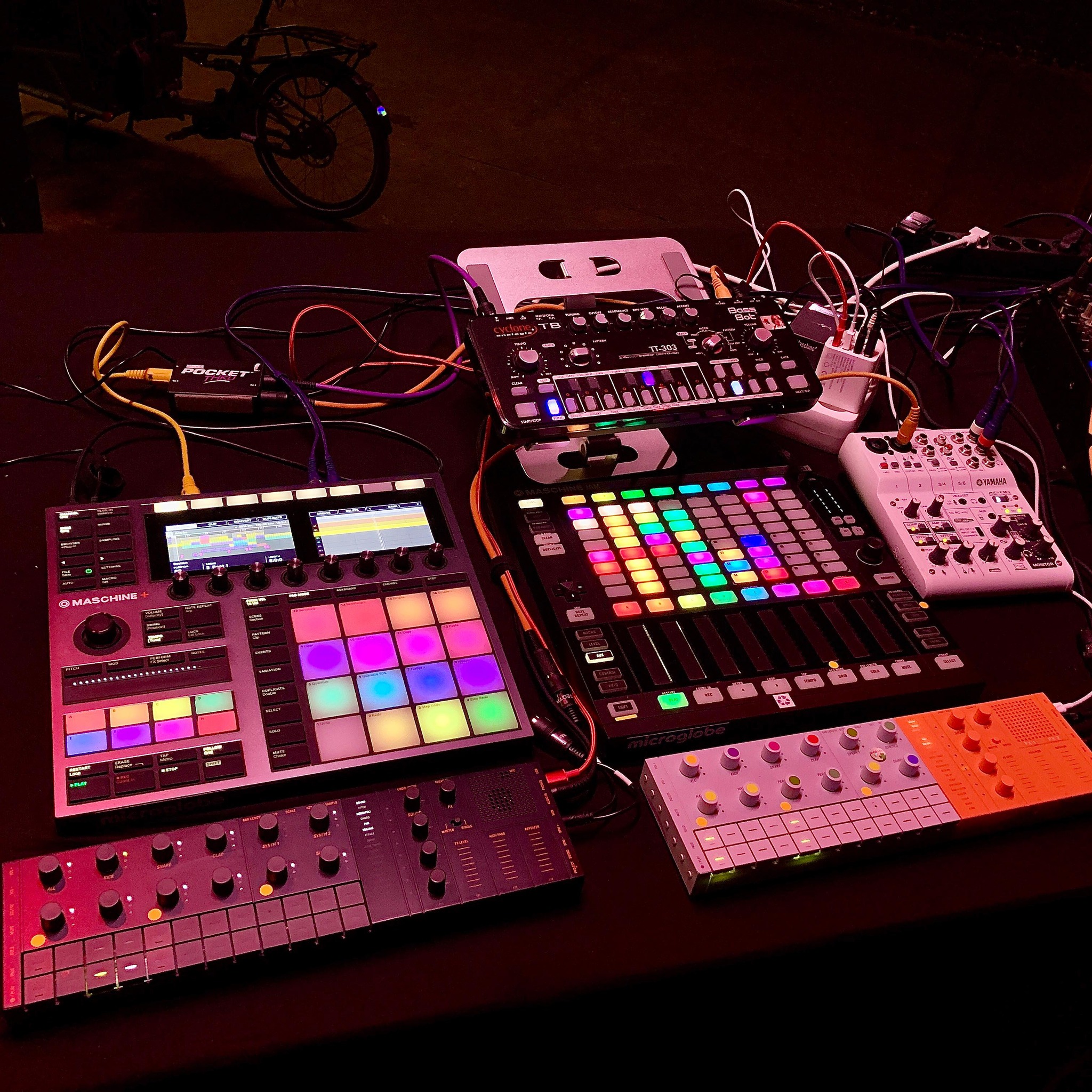 Ready 2 play live at @der_weisse_hase_berlin for the Birthday Bash! Showtime …