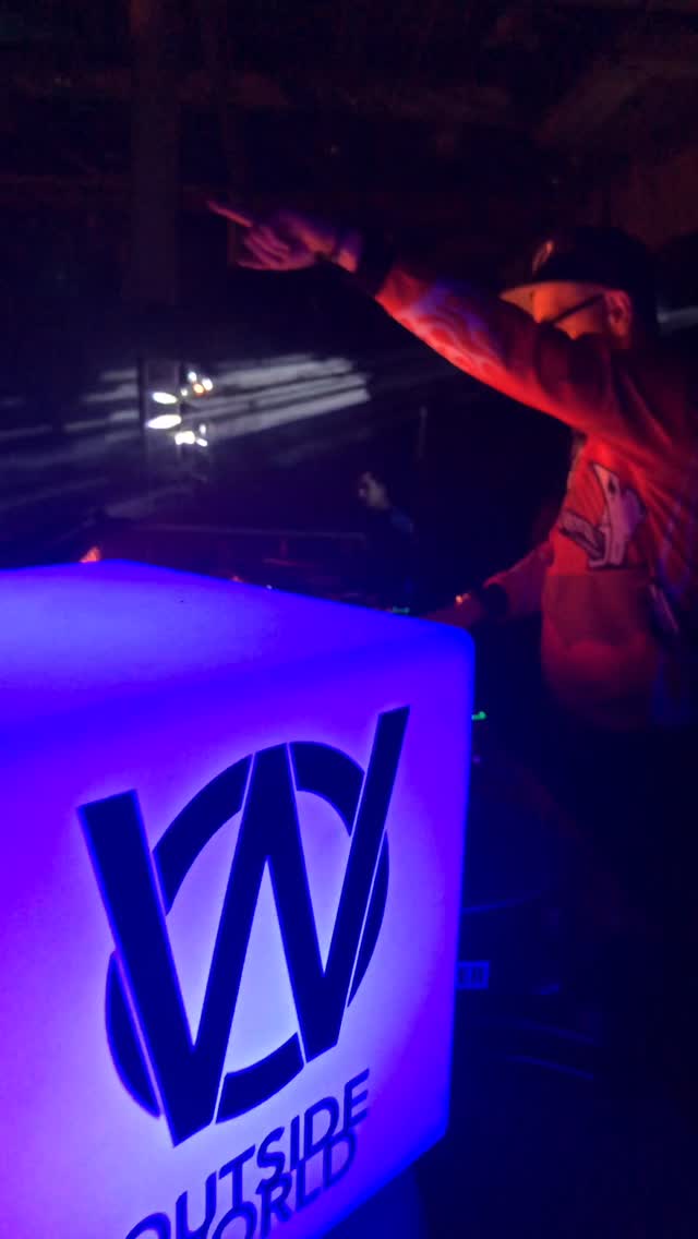 POV: when @dr_motte drops your track “DJ Machine@ at the beginning of his set …