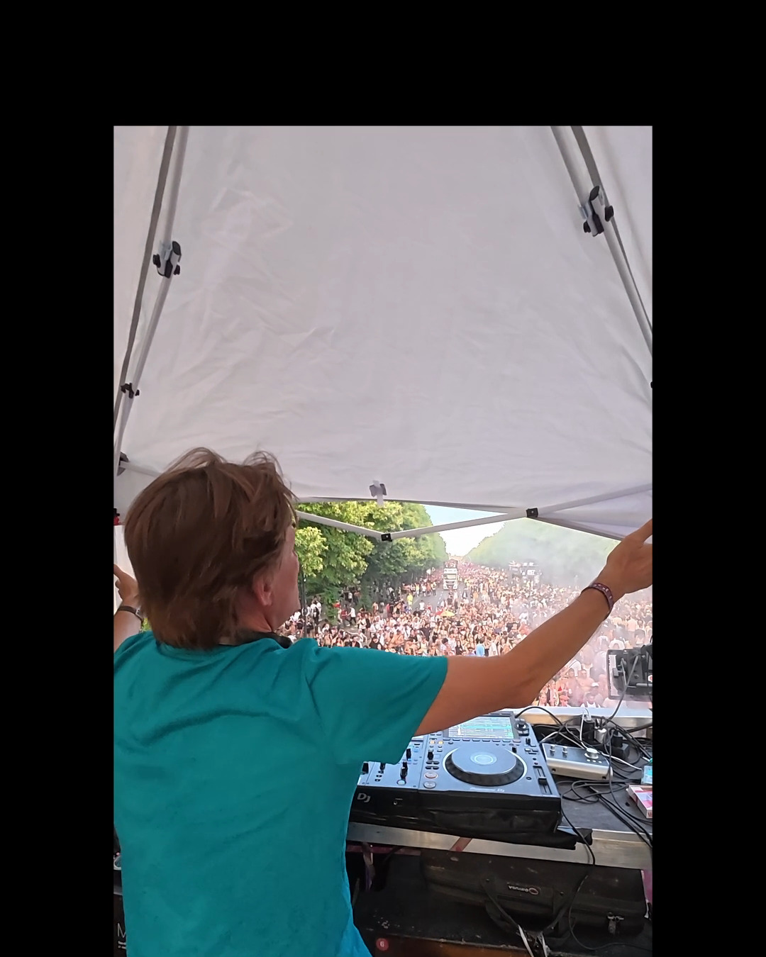 Mijk van Dijk plays his track “A Cold Sun High” on the @volumeberlinrecords and …